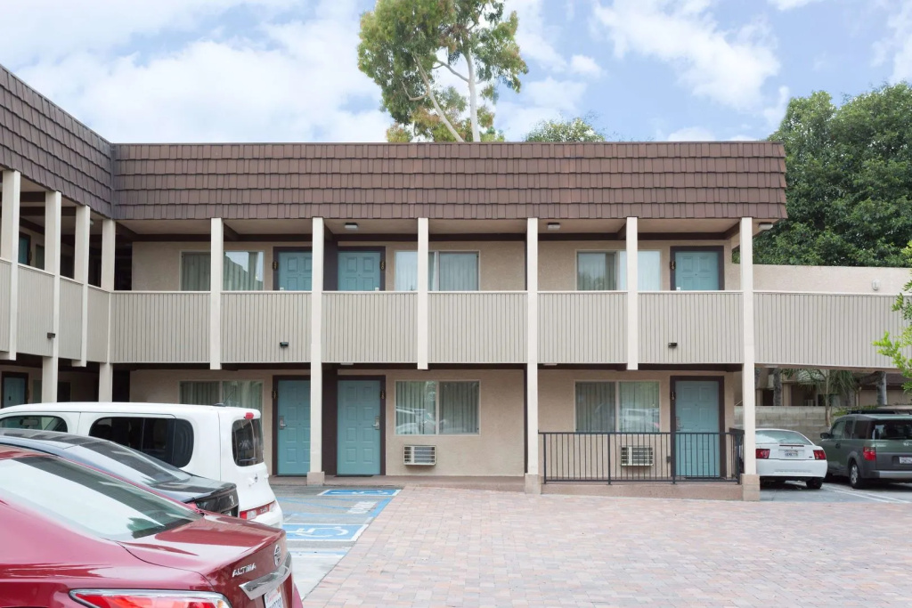 photo 1 of Costa Mesa Inn