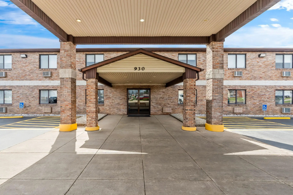 photo 1 of Super 8 by Wyndham Farmington