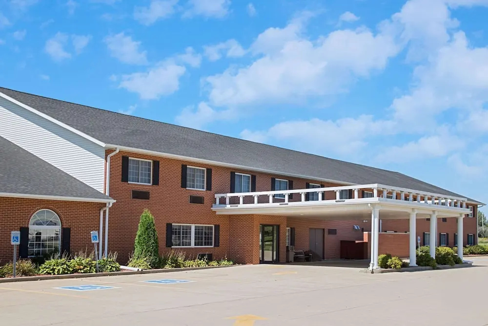 photo 1 of Super 8 New Hampton