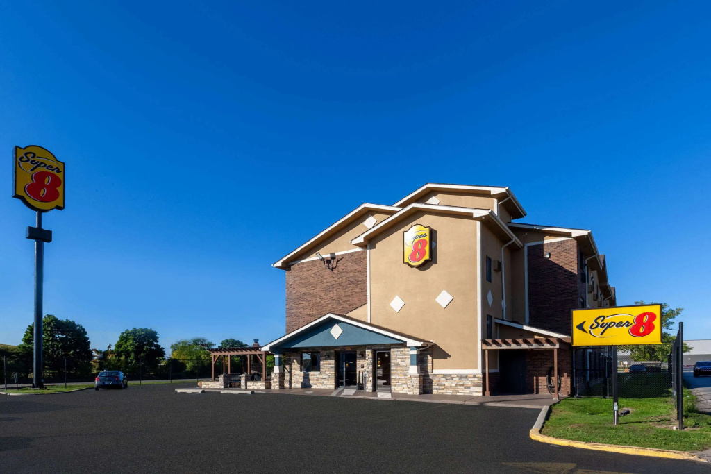 photo 1 of Super 8 by Wyndham Roseville/Detroit Area