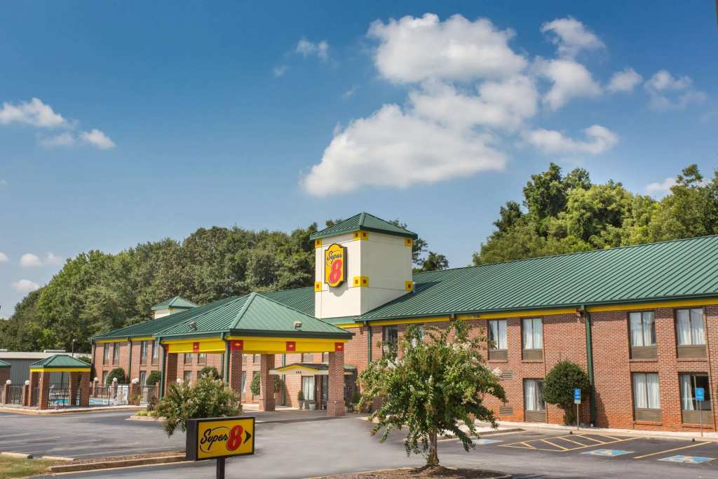 photo 1 of Super 8 By Wyndham Spartanburg/I-26 Exit 22