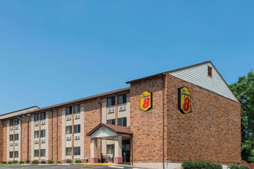 photo 1 of Super 8 by Wyndham St Charles