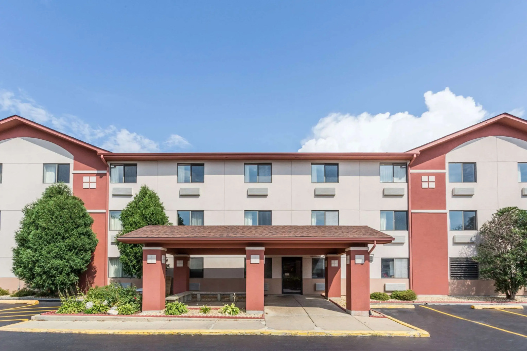 photo 1 of Super 8 by Wyndham St. Charles