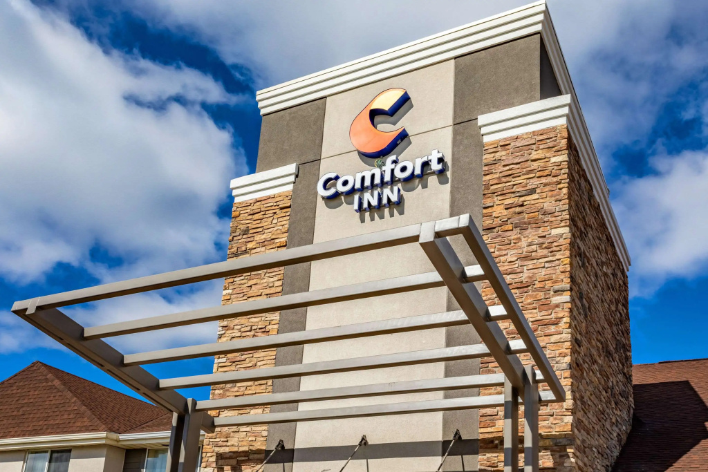 photo 1 of Comfort Inn Waukesha - Milwaukee West