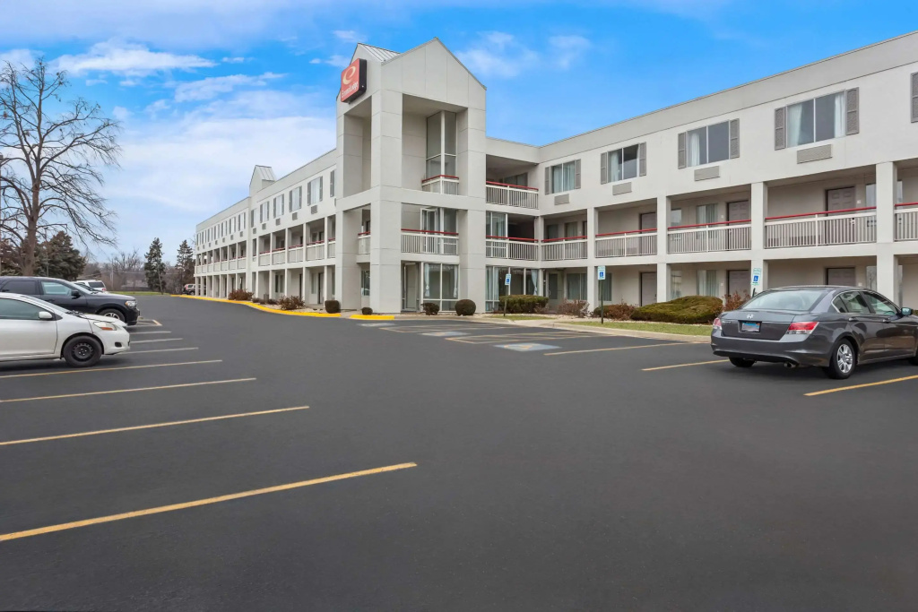 photo 1 of Econo Lodge Willowbrook