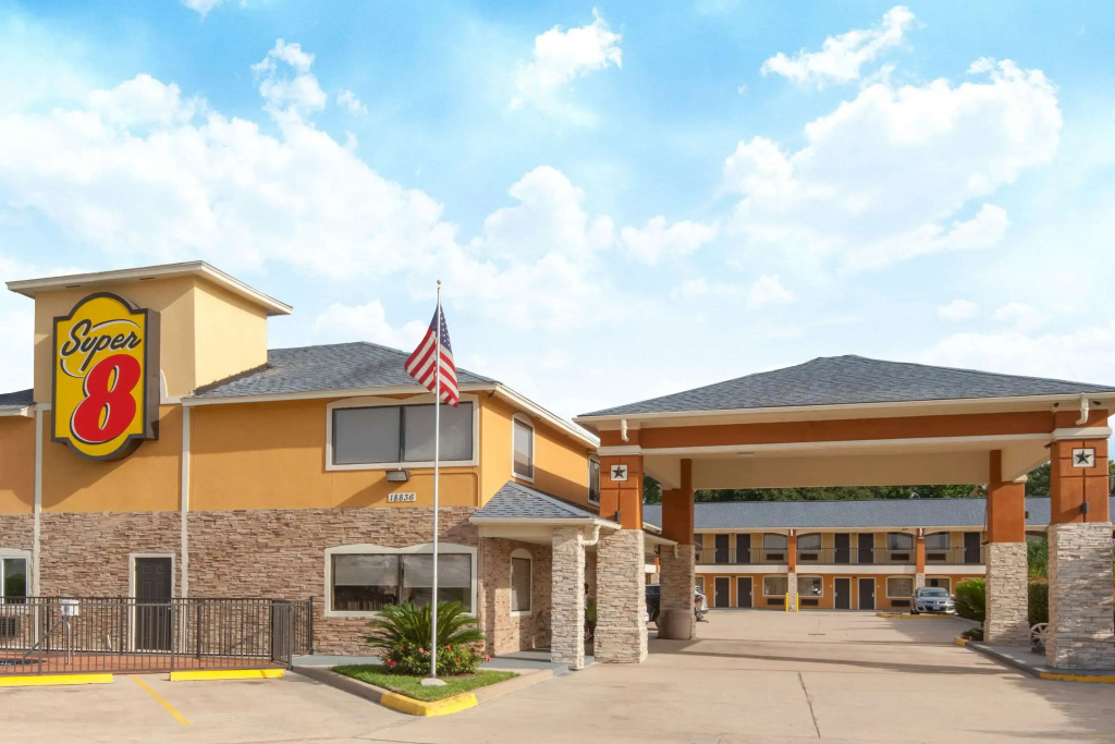 photo 1 of Platinum Inn & Suites Willowbrook Houston
