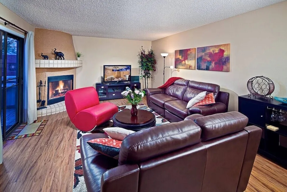 photo 1 of Tempe Escape · Prime Location, Sparkling Pool, Bbq, Tennis Court