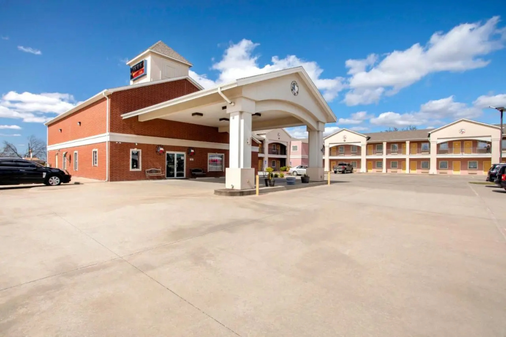 photo 1 of OYO Hotel Valley View TX, I-35