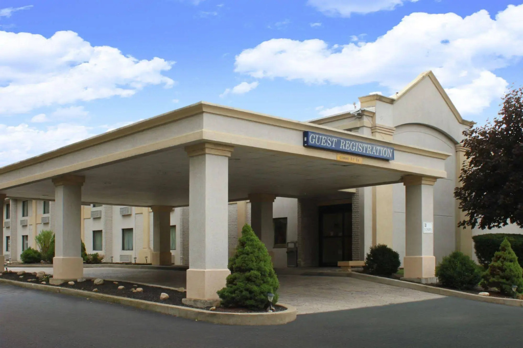 photo 1 of The Royal Inn & Suites