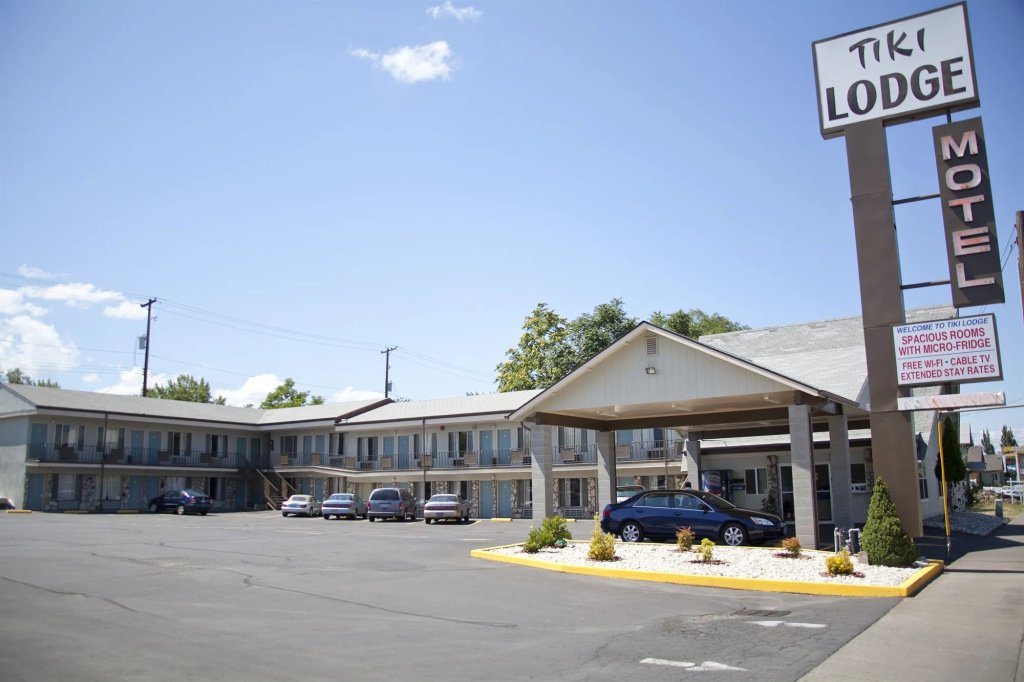 photo 1 of Pine Tree Inn