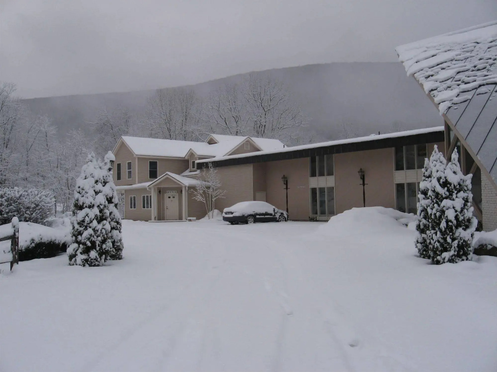photo 1 of Toll Road Inn