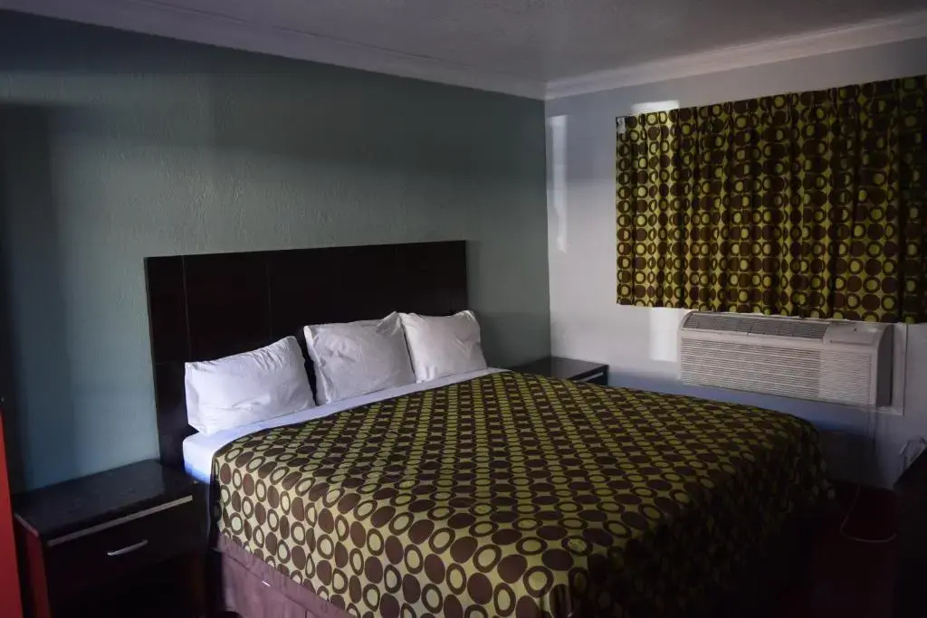 photo 1 of Top Hat Motel