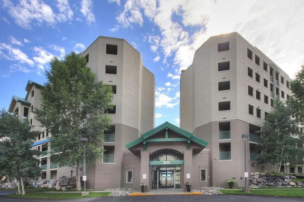 photo 1 of Towers at Lakepoint 605 by RedAwning