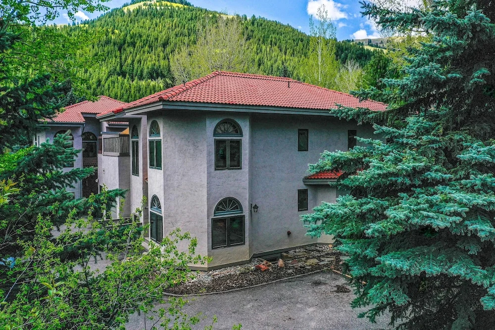 photo 1 of Townhome ~ 4 Mi to Beaver Creek & 8 Mi to Vail!
