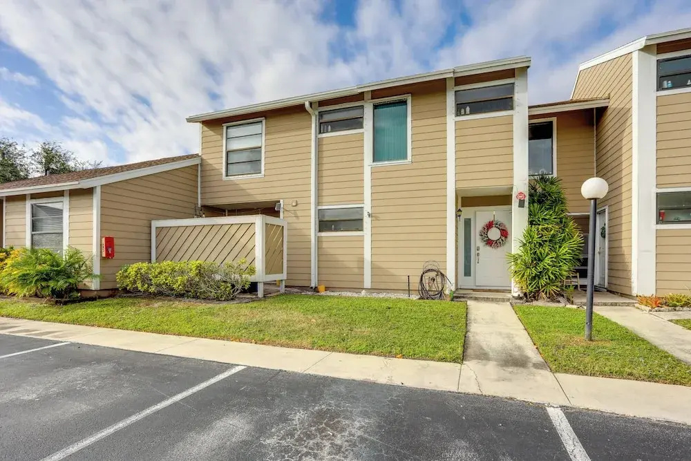 photo 1 of 5 Mi to Beach: Jupiter Townhome w/ Pool Access