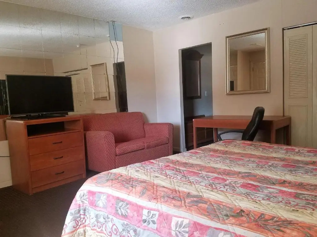 photo 1 of Travelers Lodge