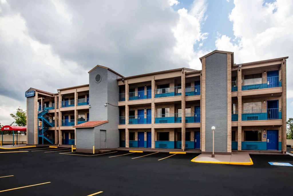 photo 1 of Travelodge by Wyndham Houston Hobby Airport