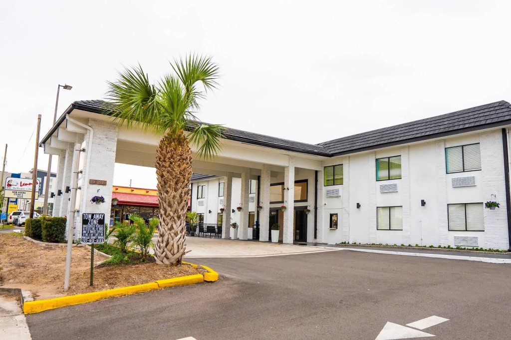 photo 1 of Rodeway Inn Clearwater - Central
