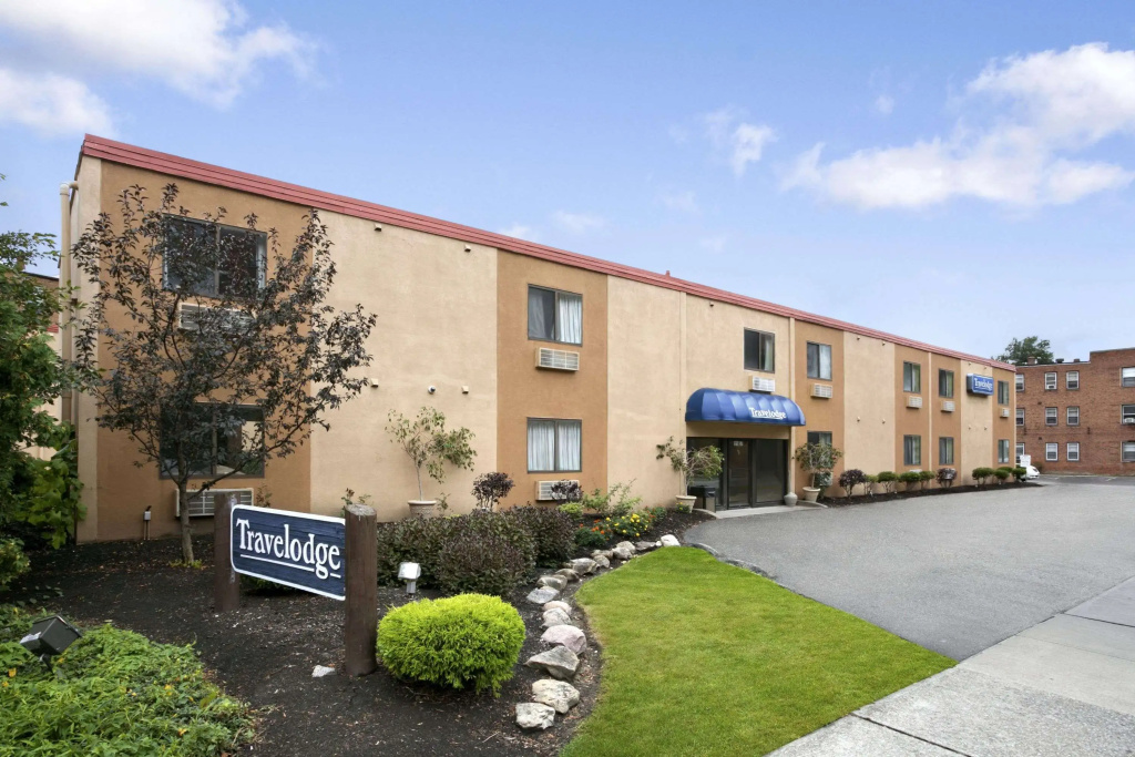photo 1 of Travelodge by Wyndham Cleveland Lakewood