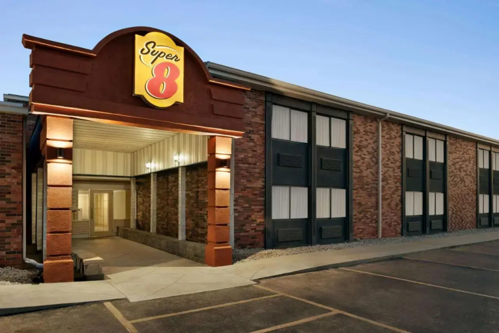 photo 1 of Super 8 by Wyndham Des Moines