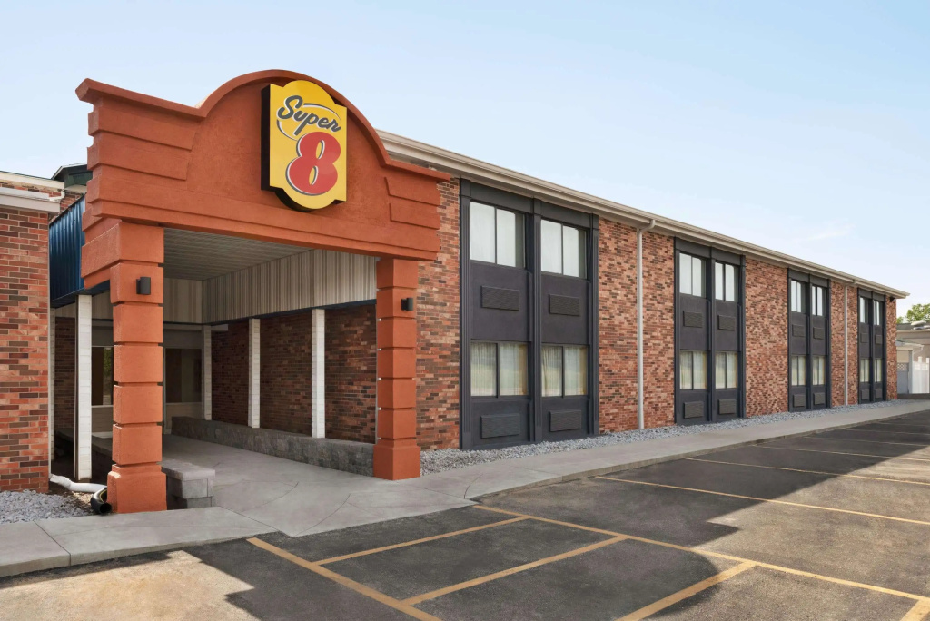 photo 1 of Super 8 by Wyndham Des Moines