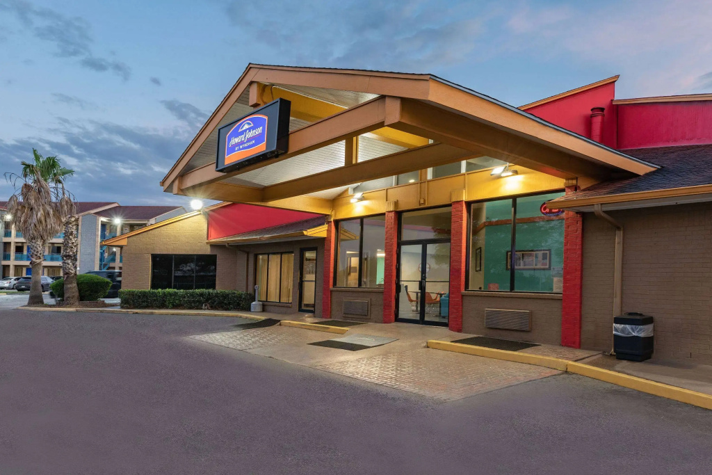 photo 1 of Howard Johnson by Wyndham Houston Hobby Airport