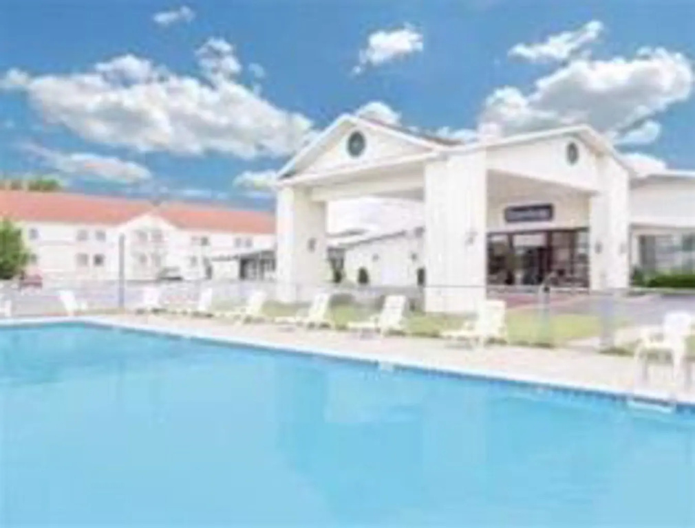 photo 1 of Travelodge Inn & Suites Latham