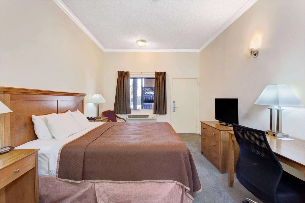 photo 1 of Travelodge by Wyndham Pasadena Central