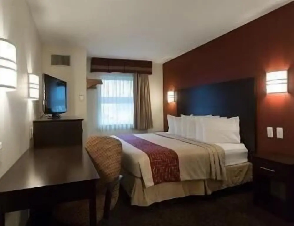 photo 1 of Travelodge Romulus Detroit Airport (ex. Red Roof/red Lion)