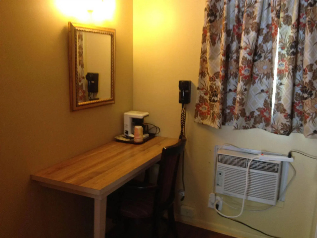 photo 1 of Travelowe's Motel