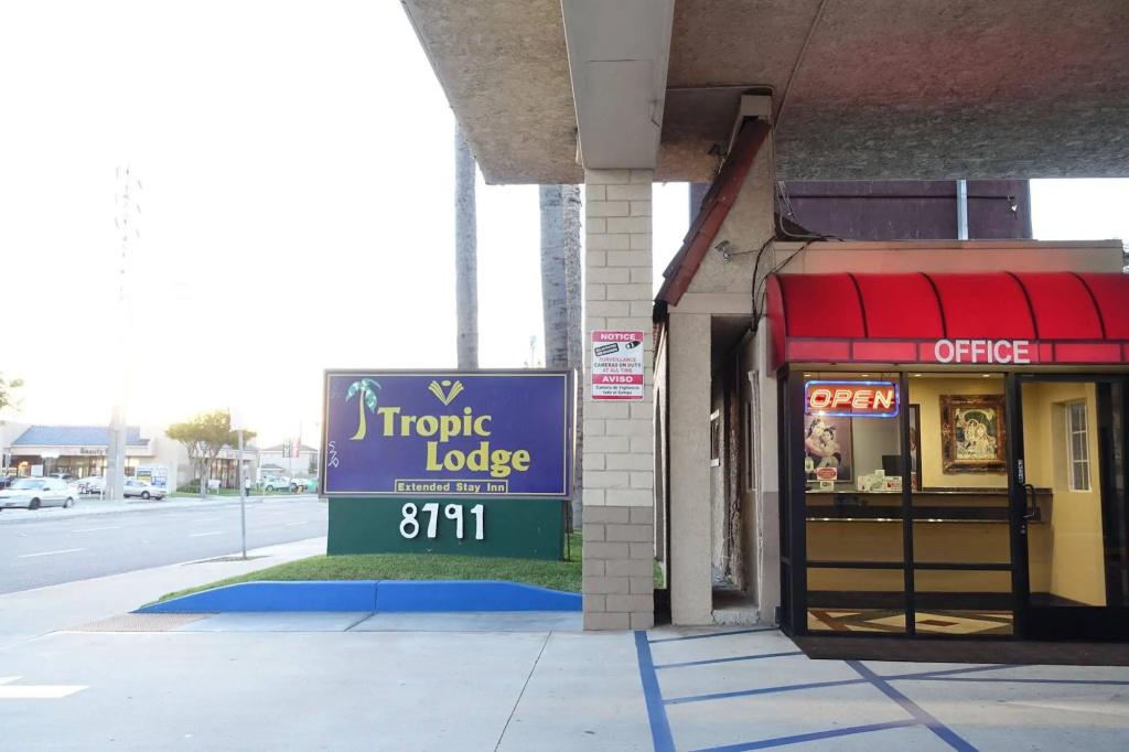 photo 1 of Tropic Lodge