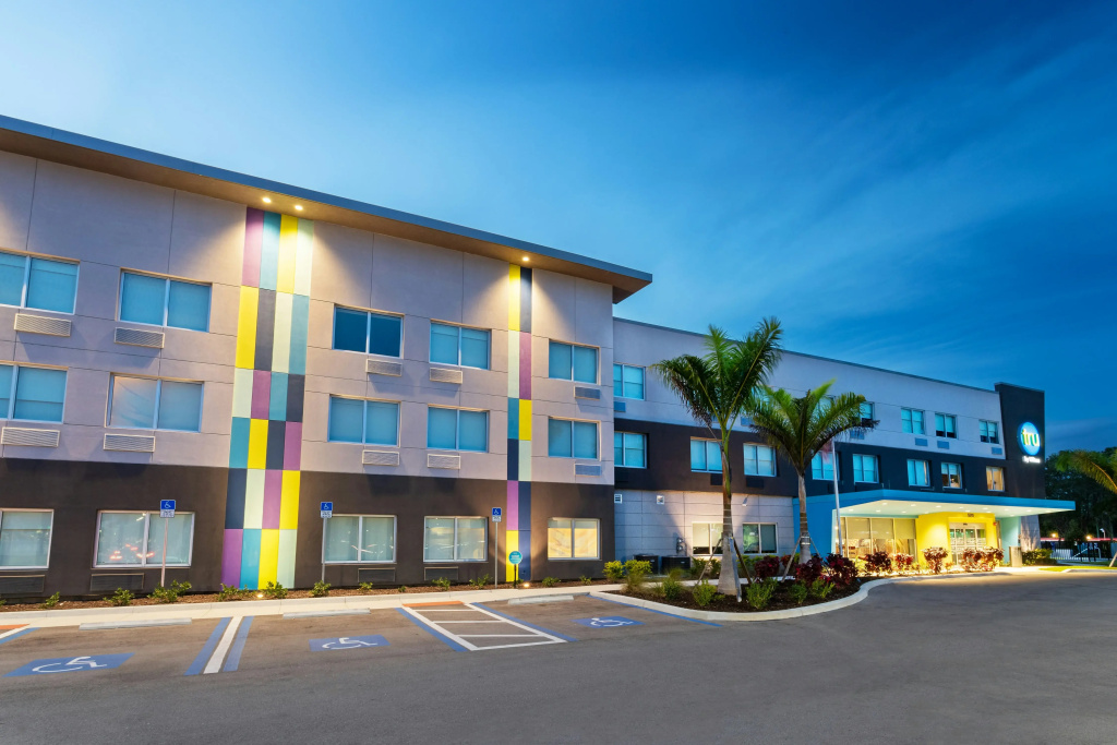 photo 1 of Tru By Hilton Bradenton I-75, FL