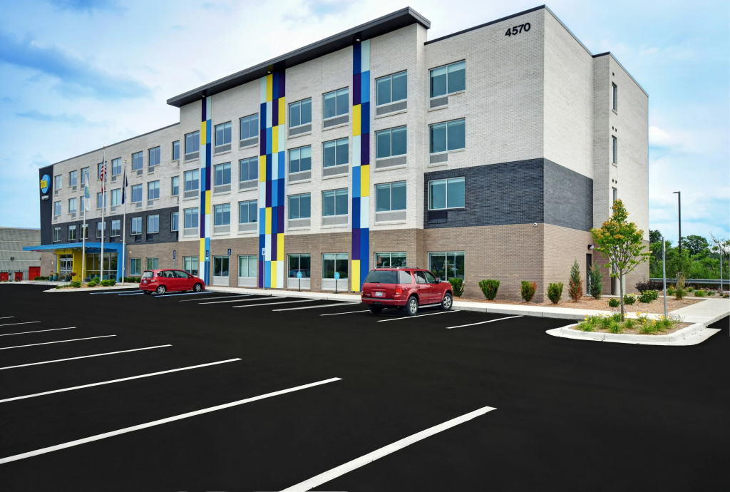 photo 1 of Tru by Hilton Grand Rapids Airport