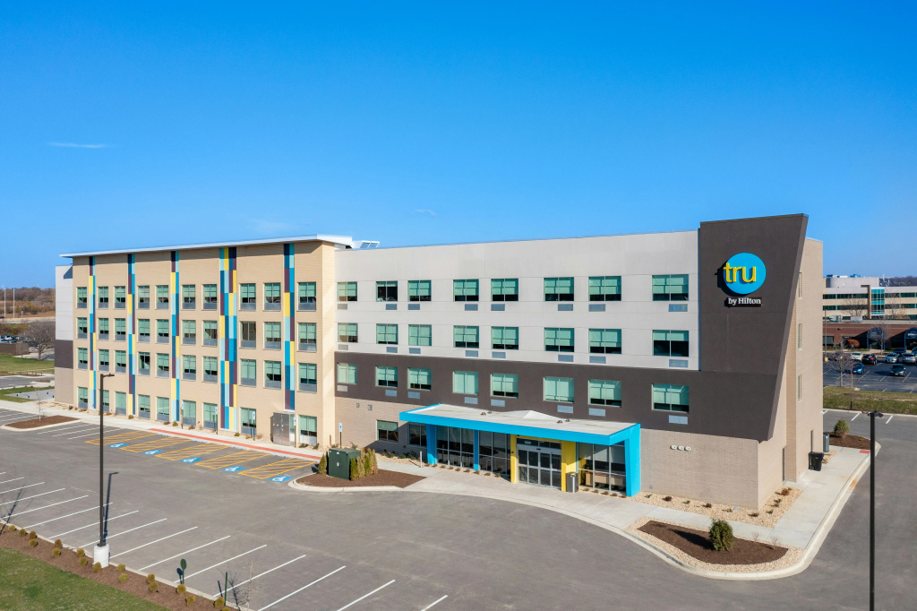 photo 1 of Tru by Hilton Naperville Chicago
