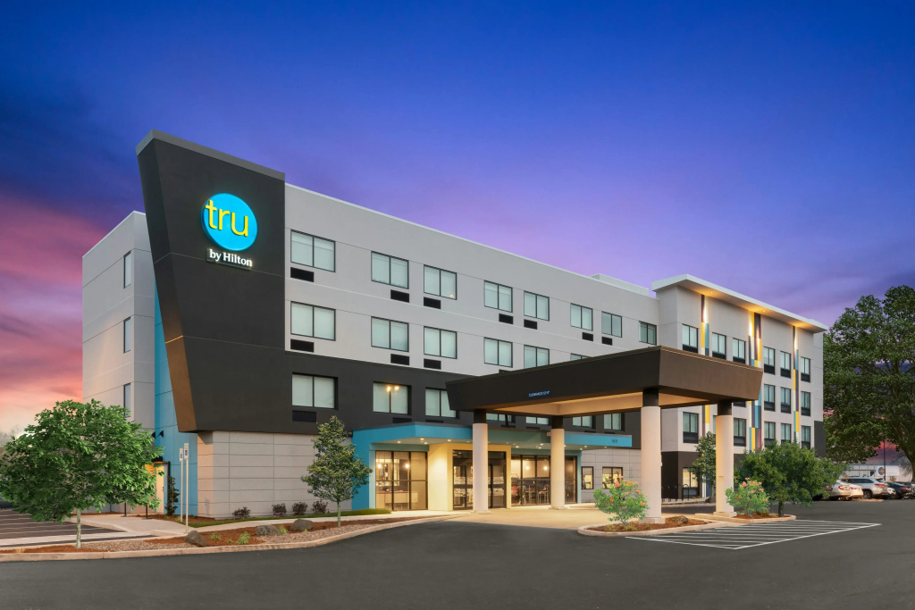 photo 1 of Tru by Hilton Portland Airport