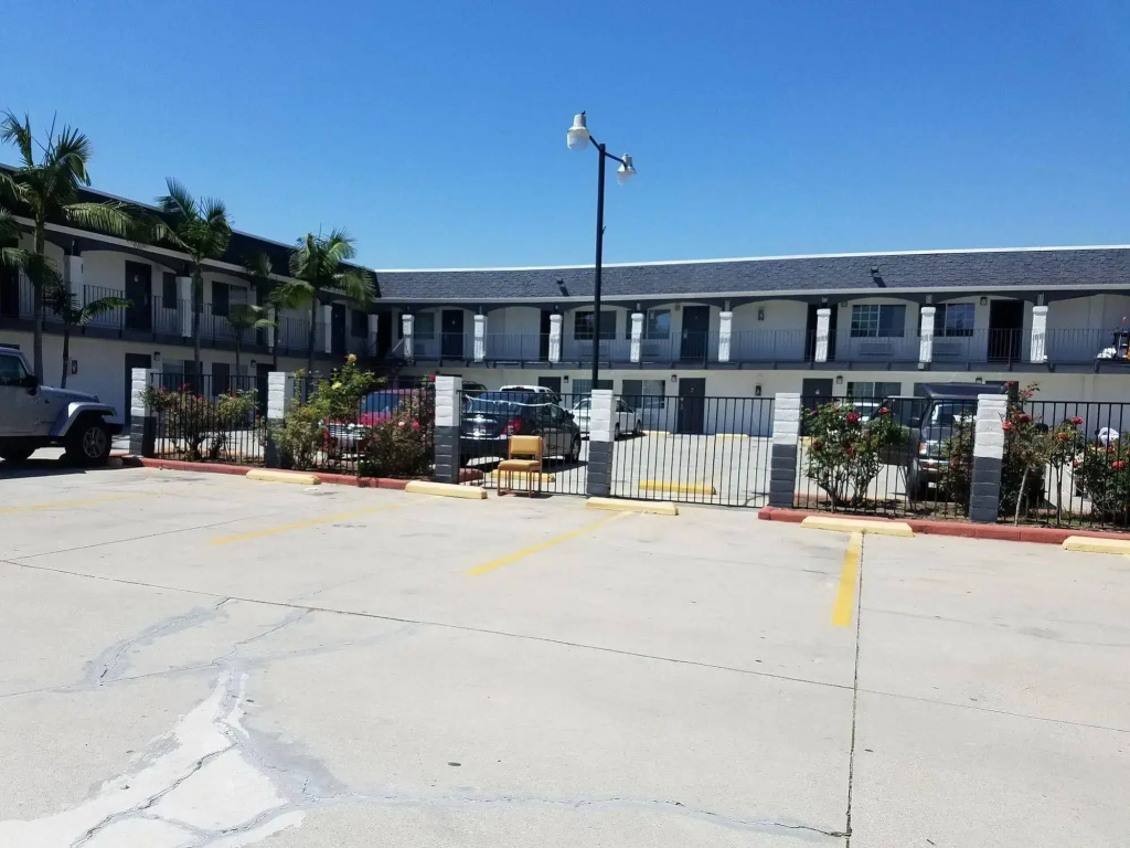 photo 1 of Value Inn Bellflower