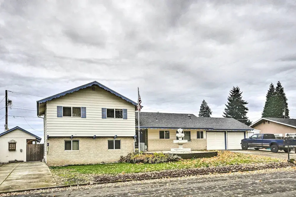 photo 1 of Vancouver Home w/ Hot Tub < 15 Mi to Portland!