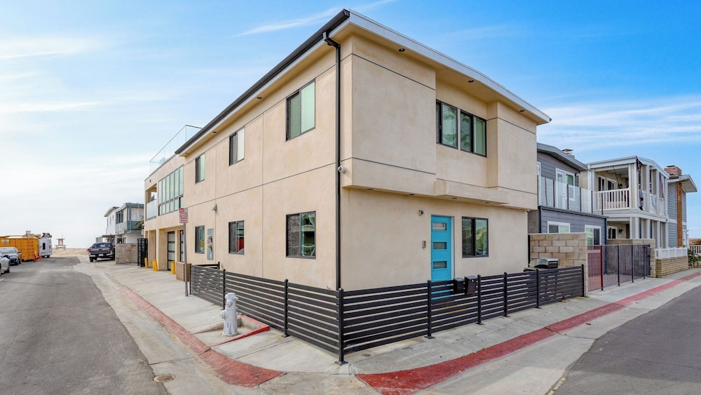 photo 1 of Velvet Sand I by Avantstay Steps to Newport Beach Private Rooftop w/ Outdoor Kitchen & Hot Tub!