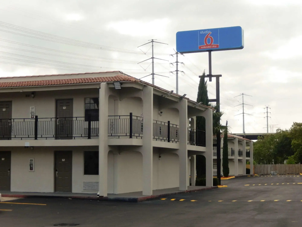 photo 1 of Studio 6-Houston, TX - Intercontinental Airport South