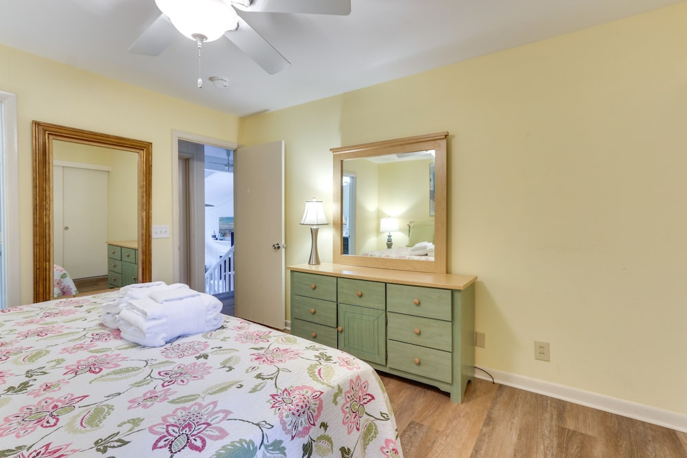 photo 1 of Vintage Hilton Head Island Condo: Steps to Beach!
