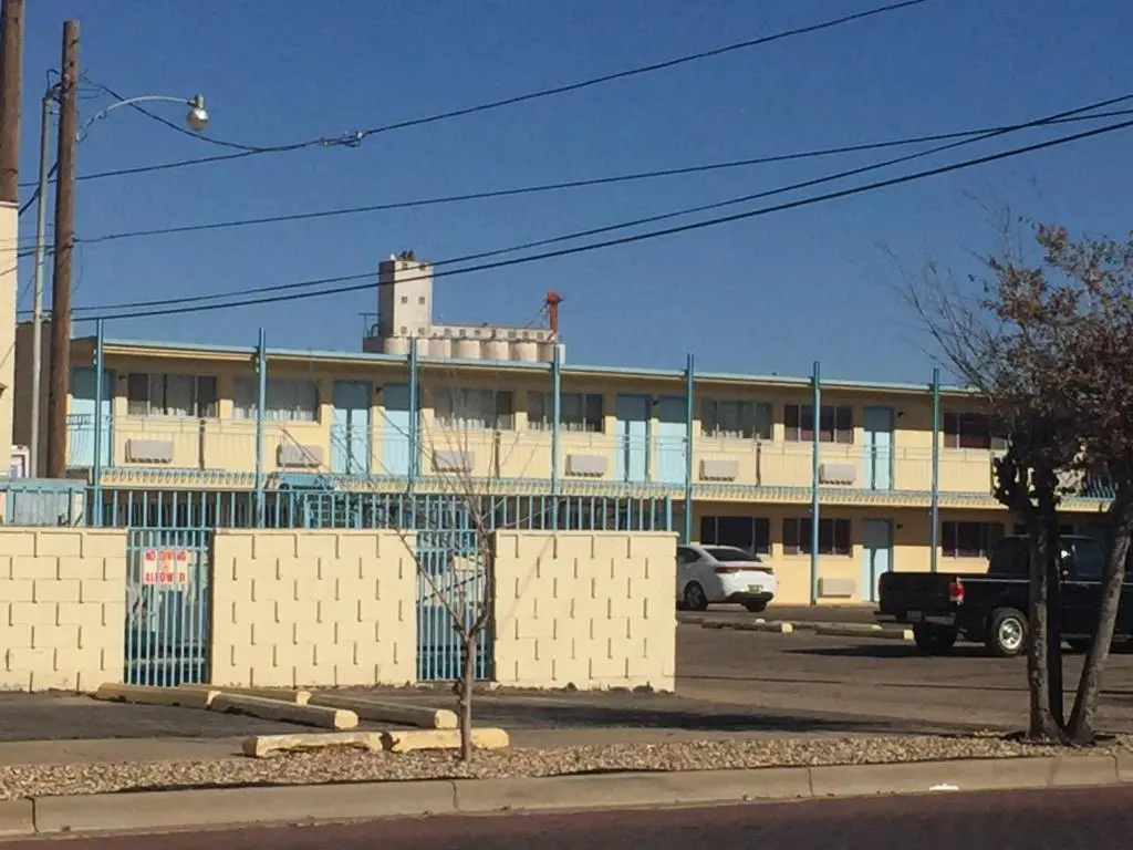 photo 1 of Warrick Plaza Inn