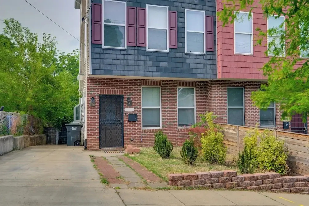 photo 1 of 5 Mi to US Capitol: Washington DC Townhome