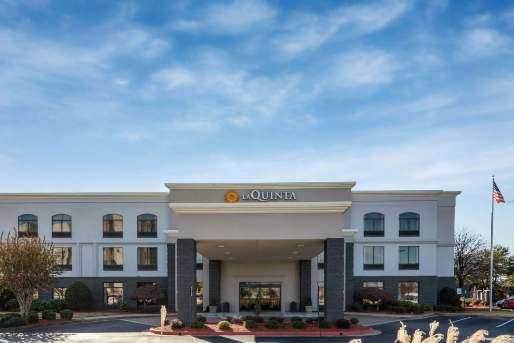 photo 1 of La Quinta Inn & Suites by Wyndham Kennesaw