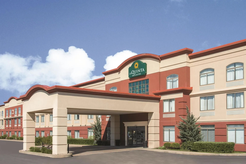 photo 1 of La Quinta Inn & Suites St. Louis Airport - Riverport