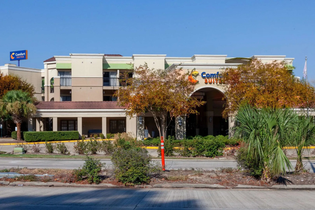 photo 1 of Comfort Suites Baton Rouge South I-10