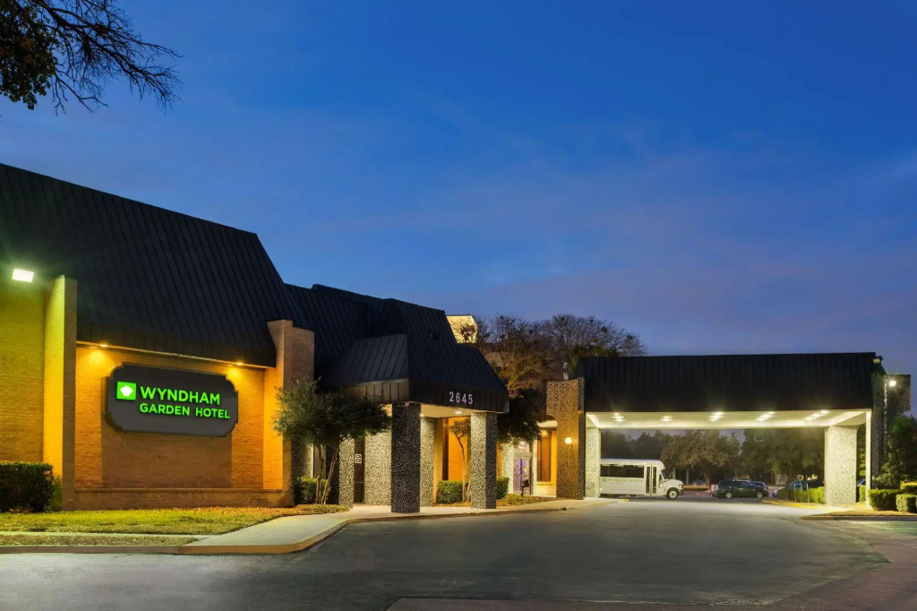 photo 1 of Holiday Inn Select North Dallas