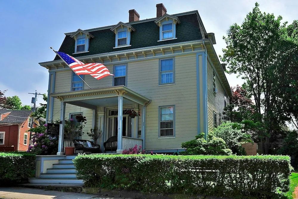 photo 1 of Yankee Peddler Inn