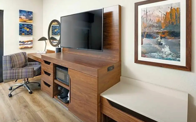 Standard Quadruple room with city view