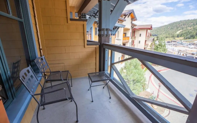 1 Bedroom Apartment with mountain view