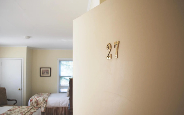 Standard Triple room